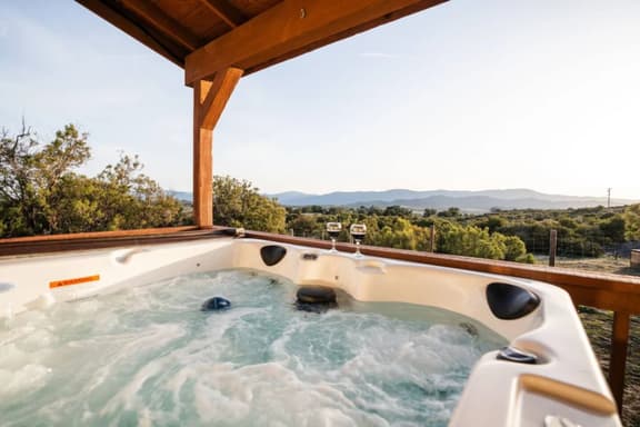 Pet Friendly Hot Tub Country Hideaway Amazing Views on 40 acres - Image 1